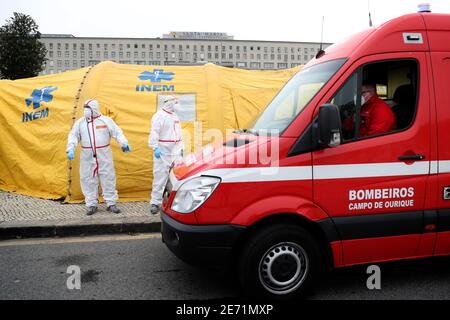 Lissabon, Portugal. Januar 2021. Ein Krankenwagen mit einem Patienten kommt am neuen Triage-Zentrum für Covid-19 im Santa Maria Krankenhaus an, das heute eröffnet wurde, um am 29. Januar 2021 bei der Patientenaufnahme in Lissabon, Portugal, zu helfen. Portugal meldet täglich neue Aufzeichnungen über COVID-19-Todesfälle und Krankenhausaufenthalte, da eine jüngste Pandemie-Zunahme unvermindert anhält. Quelle: Pedro Fiuza/ZUMA Wire/Alamy Live News Stockfoto