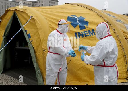 Lissabon, Portugal. Januar 2021. Gesundheitshelfer in Schutzanzügen desinfizieren sich vor einem Stützzelt im neuen Triage-Zentrum für Covid-19 im Santa Maria Hospital, das heute eröffnet wurde, um am 29. Januar 2021 in Lissabon, Portugal, Patienten zu empfangen. Portugal meldet täglich neue Aufzeichnungen über COVID-19-Todesfälle und Krankenhausaufenthalte, da eine jüngste Pandemie-Zunahme unvermindert anhält. Quelle: Pedro Fiuza/ZUMA Wire/Alamy Live News Stockfoto