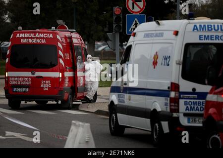 Lissabon, Portugal. Januar 2021. Krankenwagen, die Patienten tragen, warten am neuen Triage-Zentrum auf Covid-19 im Santa Maria Krankenhaus, das heute eröffnet wurde, um am 29. Januar 2021 in Lissabon, Portugal, Patienten zu empfangen. Portugal meldet täglich neue Aufzeichnungen über COVID-19-Todesfälle und Krankenhausaufenthalte, da eine jüngste Pandemie-Zunahme unvermindert anhält. Quelle: Pedro Fiuza/ZUMA Wire/Alamy Live News Stockfoto