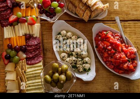 Hors d'oeuvres Vorspeise Aufstrich mit Charcuterie Board Bruschetta knusprigen Brot Und Bocconcini Mozzarella Käsesalat Stockfoto