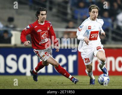 Samir Nasri aus Marseille und Sebastien Squillaci aus Lyon in Aktion während des Fußballspieles des französischen Fußballs Marseille gegen Lyon am 31. Januar 2007 im Stadion Velodrome in Marseille, Frankreich. Marseille gewann 2:1. Foto von Christian Liewig/ABACAPRESS.COM Stockfoto