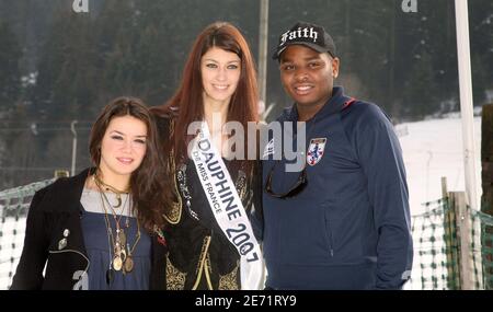 Gewinner der Star Academy 6, Cyril, First Dauphine Miss Limousin Sophie Vouzelaud und Dominique Fidanza und Pose während des 14. Fanstastic'Arts Film Festival in Gerardmer, Frankreich am 1. Februar 2007. Foto von Denis Guignebourg/ABACAPRESS.COM Stockfoto