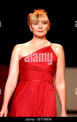 Kim Cattrall geht den Laufsteg am Herzen entlang die Truth Red Dress Herbst 2007 Kollektion fand am 2. Februar 2007 im Bryant Park in New York City, NY, USA statt. Foto von David Miller/ABACAPRESS.COM Stockfoto