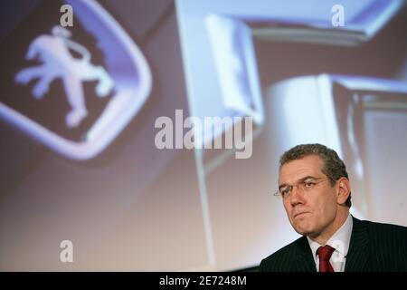 Christian Streiff, Vorsitzender des PSA Peugeot Citroen Vorstands, hält am 7. Februar 2007 in Paris, Frankreich, eine Pressekonferenz zur Bekanntgabe der Finanzergebnisse 2006 ab. Foto von Thierry Orban/ABACAPRESS.COM Stockfoto