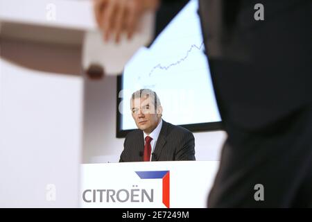 Christian Streiff, Vorsitzender des PSA Peugeot Citroen Vorstands, hält am 7. Februar 2007 in Paris, Frankreich, eine Pressekonferenz zur Bekanntgabe der Finanzergebnisse 2006 ab. Foto von Thierry Orban/ABACAPRESS.COM Stockfoto