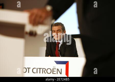 Christian Streiff, Vorsitzender des PSA Peugeot Citroen Vorstands, hält am 7. Februar 2007 in Paris, Frankreich, eine Pressekonferenz zur Bekanntgabe der Finanzergebnisse 2006 ab. Foto von Thierry Orban/ABACAPRESS.COM Stockfoto