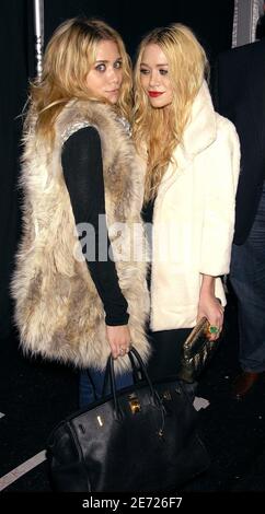 Mary-Kate (L) und Ashley Olsen Backstage nach der Jenni Kayne Show während der Mercedes-Benz Fashion Week Herbst-Winter 2007, im Bryant Park in New York City, NY, USA am 7. Februar 2007. Foto von Graylock.com/ABACAPRESS.COM Stockfoto