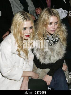 Ashley Olsen (L) und Mary-Kate Olsen stehen am 7. Februar 2007 in der ersten Reihe der Jenni Kayne Show während der Mercedes-Benz Fashion Week Herbst-Winter 2007 im Bryant Park in New York City, NY, USA. Foto von Graylock/ABACAPRESS.COM Stockfoto