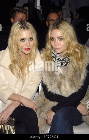 Ashley Olsen (L) und Mary-Kate Olsen stehen am 7. Februar 2007 in der ersten Reihe der Jenni Kayne Show während der Mercedes-Benz Fashion Week Herbst-Winter 2007 im Bryant Park in New York City, NY, USA. Foto von Graylock/ABACAPRESS.COM Stockfoto