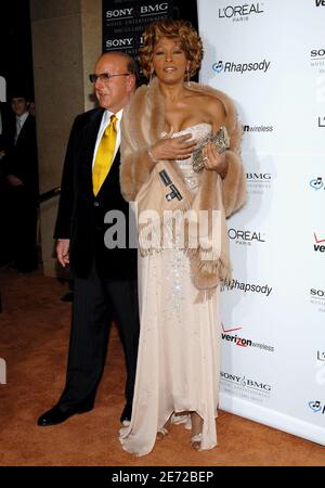 Clive Davis und Whitney Houston nehmen an der Clive Davis Pre-GRAMMY Awards Party 2007 im Beverly Hilton Hotel, Los Angeles, CA, USA, am 10. Februar 2007 Teil. Foto von Lionel Hahn/ABACAPRESS.COM Stockfoto