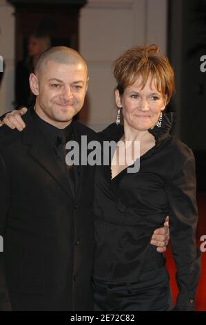 Andy Serkis und seine Frau kommen für die Orange British Academy Film Awards 2007 (BAFTAs) an, die am 11. Februar 2007 im Royal Opera House in Covent Garden, im Zentrum von London, stattfinden. Foto von Nicolas Khayat/ABACAPRESS.COM Stockfoto