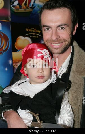 EXKLUSIV. Matthieu Gonet nimmt mit seinem Sohn an der Vorstellung von Disneys DVDs 'Peter Pan' und 'Le Sortilege de Cendrillon' Teil, die am 11. Februar 2007 im Planet Hollywood Restaurant in Paris, Frankreich, abgehalten werden. Foto von Benoit Pinguet/ABACAPRESS.COM Stockfoto