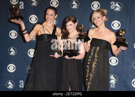 Emily Robison, Natalie Maines und Martie Maguire von den Dixie Chicks, Gewinner für Album des Jahres, Rekord des Jahres, Lied des Jahres, Beste Country Performance von einem Duo oder einer Gruppe mit Gesang und Bestes Country Album Pose im Presseraum bei den 49. Annual Grammy Awards, Am 11. Februar 2007 im Staples Center in Los Angeles, CA, USA. Foto von AmandaParks/ABACAPRESS.COM Stockfoto