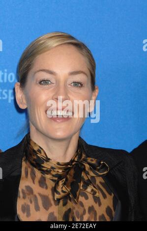 DIE US-Schauspielerin Sharon Stone posiert für Fotografen während einer Fotowand für den Film "When a man falls in the Forest" von Ryan Eslinger bei den 57. Internationalen Filmfestspielen "Berlinale" in Berlin, Deutschland, am 12. Februar 2007. Foto von Christophe Guibbaud/ABACAPRESS.COM Stockfoto