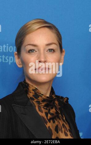 DIE US-Schauspielerin Sharon Stone posiert für Fotografen während einer Fotowand für den Film "When a man falls in the Forest" von Ryan Eslinger bei den 57. Internationalen Filmfestspielen "Berlinale" in Berlin, Deutschland, am 12. Februar 2007. Foto von Christophe Guibbaud/ABACAPRESS.COM Stockfoto