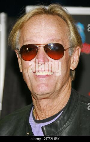 Datei Foto - Schauspieler Peter Fonda fördert seine Hauptrolle in Columbia Pictures' Ghost Rider mit einer Handprint-Zeremonie am Planet Hollywood Times Square, in New York City, NY, USA, am 14. Februar 2007. Peter Fonda, der Star, Co-Autor und Produzent des Kultklassikers Easy Rider von 1969, ist im Alter von 79 Jahren gestorben. Peter Fonda war Teil einer alten Hollywood-Familie. Er war nicht nur der Bruder von Jane Fonda, sondern auch der Sohn des Schauspielers Henry Fonda und Vater von Bridget, ebenfalls Schauspieler. Foto von Gerald Holubowicz/ABACAPRESS.COM Stockfoto