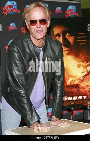 Datei Foto - Schauspieler Peter Fonda fördert seine Hauptrolle in Columbia Pictures' Ghost Rider mit einer Handprint-Zeremonie am Planet Hollywood Times Square, in New York City, NY, USA, am 14. Februar 2007. Peter Fonda, der Star, Co-Autor und Produzent des Kultklassikers Easy Rider von 1969, ist im Alter von 79 Jahren gestorben. Peter Fonda war Teil einer alten Hollywood-Familie. Er war nicht nur der Bruder von Jane Fonda, sondern auch der Sohn des Schauspielers Henry Fonda und Vater von Bridget, ebenfalls Schauspieler. Foto von Gerald Holubowicz/ABACAPRESS.COM Stockfoto