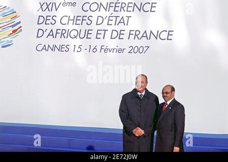 Der französische Präsident Jacques Chirac begrüßt den sudanesischen Präsidenten Omar Hassan Ahmad Al-Bashir bei der Eröffnung des 24. Afrika-Frankreich-Gipfels am 15. Februar 2007 in Cannes, Frankreich. Foto von Pascal Parrot/ABACAPRESS.COM Stockfoto