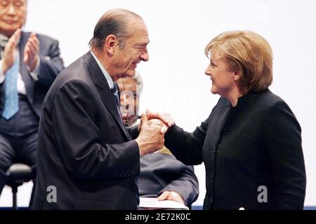 Der französische Präsident Jacques Chirac begrüßt die deutsche Kanzlerin Angela Merkel beim 24. Afrika-Frankreich-Gipfel am 15. Februar 2007 in Cannes, Frankreich. Foto von Pascal Parrot/ABACAPRESS.COM Stockfoto