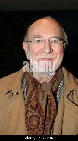 EXKLUSIV. Der französische Schauspieler Jean-Pierre Marielle verlässt den Pavillon Gabriel in Paris, nachdem Michel Drucker am 21. Februar 2007 seine Talkshow 'Vivement Dimanche' in Paris aufgenommen hat. Foto von Denis Guignebourg/ABACAPRESS.COM Stockfoto