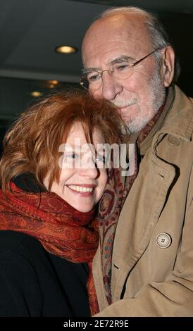 EXKLUSIV. Der französische Schauspieler Jean-Pierre Marielle und seine Frau Agathe Nathanson verlassen den Pavillon Gabriel in Paris, nachdem Michel Drucker am 21. Februar 2007 seine Talkshow 'Vivement Dimanche' in Paris aufgenommen hatte. Foto von Denis Guignebourg/ABACAPRESS.COM Stockfoto