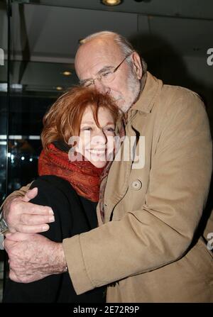 EXKLUSIV. Der französische Schauspieler Jean-Pierre Marielle und seine Frau Agathe Nathanson verlassen den Pavillon Gabriel in Paris, nachdem Michel Drucker am 21. Februar 2007 seine Talkshow 'Vivement Dimanche' in Paris aufgenommen hatte. Foto von Denis Guignebourg/ABACAPRESS.COM Stockfoto