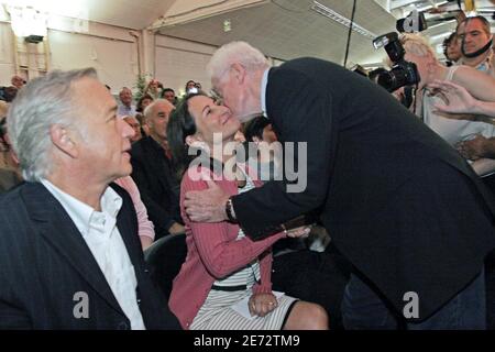 Der ehemalige Premierminister lionel Jospin küsst Segolene Royal während der Sommeruniversität der Sozialistischen Partei in La Rochelle, Frankreich am 25. August 2006. Foto von Bernard Bisson/ABACAPRESS.COM Stockfoto