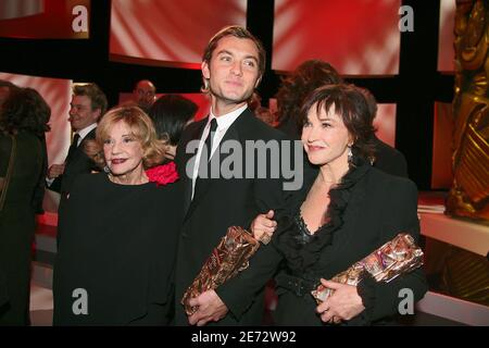 Jeanne Moreau, Jude Law und Marlene Jobert posieren am Ende der 32. Cesar-Preisverleihung, die am 24. Februar 2007 im Theater du Chatelet in Paris, Frankreich, stattfand. Foto von Guignebourg-Nebinger/ABACAPRESS.COM Stockfoto