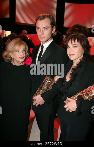 Jeanne Moreau, Jude Law und Marlene Jobert posieren am Ende der 32. Cesar-Preisverleihung, die am 24. Februar 2007 im Theater du Chatelet in Paris, Frankreich, stattfand. Foto von Guignebourg-Nebinger/ABACAPRESS.COM Stockfoto