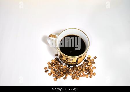 Arabische Kaffeebohnen Boden der Kaffeekanne und gekocht Café innerhalb der Kaffeekanne isolierten Hintergrund. Stockfoto