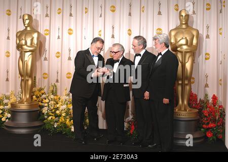 Martin Scorsese posiert mit Francis Ford Coppola, Steven Spielberg und George Lucas im Presseraum der 79. Academy Awards, die am 25. Februar 2007 im Kodak Theater am Hollywood Boulevard in Los Angeles, CA, USA, stattfinden. Foto von Hahn-Khayat-Douliery/ABACAPRESS.COM Stockfoto