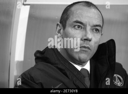 Paris Saint Germain Trainer Paul Le Guen während des französischen Fußballspiels der ersten Liga Paris Saint-Germain vs. ALS Saint-Etienne im Parc des Princes Stadion in Paris, Frankreich, am 25. Februar 2007. ASSE gewann 2:0. Foto von Christian Liewig/ABACAPRESS.COM Stockfoto