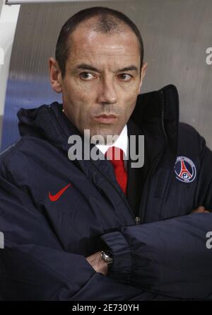 Paris Saint Germain Trainer Paul Le Guen während des französischen Fußballspiels der ersten Liga Paris Saint-Germain vs. ALS Saint-Etienne im Parc des Princes Stadion in Paris, Frankreich, am 25. Februar 2007. ASSE gewann 2:0. Foto von Christian Liewig/ABACAPRESS.COM Stockfoto