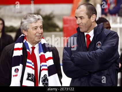 Paris Saint Germain Präsident Alain Cayzac und Trainer Paul Le Guen während des französischen Fußballspiels der ersten Liga Paris Saint-Germain gegen SAINT-Etienne im Parc des Princes Stadion in Paris, Frankreich, am 25. Februar 2007. ASSE gewann 2:0. Foto von Christian Liewig/ABACAPRESS.COM Stockfoto