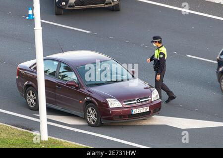 Huelva, Spanien - 27. Januar 2021: Polizeiliche Kontrolle über die Einhaltung der Sperren aufgrund von Coronavirus covid-19 Stockfoto