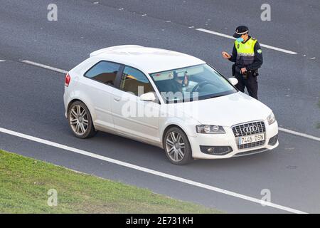 Huelva, Spanien - 27. Januar 2021: Polizeiliche Kontrolle über die Einhaltung der Sperren aufgrund von Coronavirus covid-19 Stockfoto