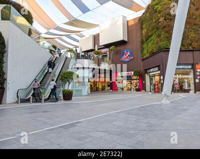 Huelva, Spanien - 27. Januar 2021: Holea Einkaufszentrum. Holea ist ein großes Einkaufszentrum in Huelva, das Ende 2013 eröffnet wurde. Holea ist ein Einkaufszentrum im Freien Stockfoto