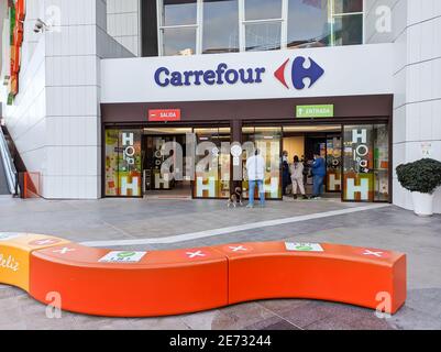 Huelva, Spanien - 27. Januar 2021: Carrefour Hypermarkt im Holea Einkaufszentrum. Holea ist ein großes Einkaufszentrum in Huelva, das Ende 2013 eröffnet wurde. Holea ist ein O Stockfoto