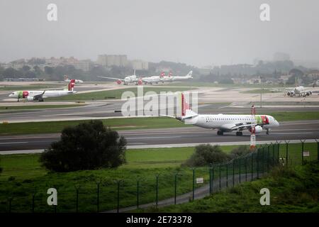 Lissabon, Portugal. Januar 2021. TAP Air Portugal Flugzeuge werden am 29. Januar 2021 auf dem internationalen Flughafen von Lissabon in Portugal gesehen. Die portugiesische Regierung verlängert eine landesweite Sperre bis Mitte Februar und hat eine zweiwöchige Beschränkung der Auslandsreisen für ihre Staatsangehörigen angekündigt, da sie versucht, die besorgniserregende Ausbreitung des Coronavirus einzudämmen, das ihre Krankenhäuser über ihre Kapazitätsgrenzen hinaus bringt. Quelle: Pedro Fiuza/ZUMA Wire/Alamy Live News Stockfoto