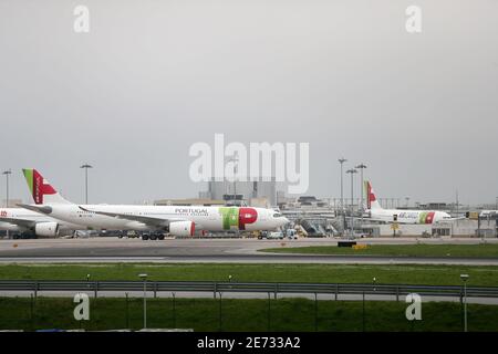 Lissabon, Portugal. Januar 2021. TAP Air Portugal Flugzeuge werden am 29. Januar 2021 auf dem internationalen Flughafen von Lissabon in Portugal gesehen. Die portugiesische Regierung verlängert eine landesweite Sperre bis Mitte Februar und hat eine zweiwöchige Beschränkung der Auslandsreisen für ihre Staatsangehörigen angekündigt, da sie versucht, die besorgniserregende Ausbreitung des Coronavirus einzudämmen, das ihre Krankenhäuser über ihre Kapazitätsgrenzen hinaus bringt. Quelle: Pedro Fiuza/ZUMA Wire/Alamy Live News Stockfoto