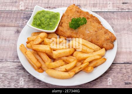 Fish And Chips mit Erbsenpüree Stockfoto