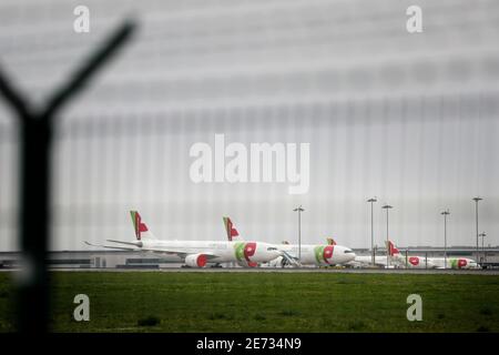 Lissabon, Portugal. Januar 2021. TAP Air Portugal Flugzeuge werden am 29. Januar 2021 auf dem internationalen Flughafen von Lissabon in Portugal gesehen. Die portugiesische Regierung verlängert eine landesweite Sperre bis Mitte Februar und hat eine zweiwöchige Beschränkung der Auslandsreisen für ihre Staatsangehörigen angekündigt, da sie versucht, die besorgniserregende Ausbreitung des Coronavirus einzudämmen, das ihre Krankenhäuser über ihre Kapazitätsgrenzen hinaus bringt. Quelle: Pedro Fiuza/ZUMA Wire/Alamy Live News Stockfoto