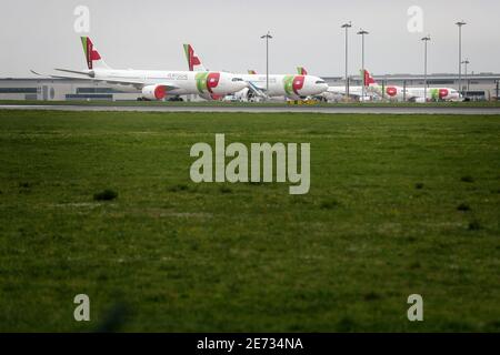 Lissabon, Portugal. Januar 2021. TAP Air Portugal Flugzeuge werden am 29. Januar 2021 auf dem internationalen Flughafen von Lissabon in Portugal gesehen. Die portugiesische Regierung verlängert eine landesweite Sperre bis Mitte Februar und hat eine zweiwöchige Beschränkung der Auslandsreisen für ihre Staatsangehörigen angekündigt, da sie versucht, die besorgniserregende Ausbreitung des Coronavirus einzudämmen, das ihre Krankenhäuser über ihre Kapazitätsgrenzen hinaus bringt. Quelle: Pedro Fiuza/ZUMA Wire/Alamy Live News Stockfoto