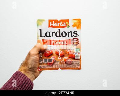 Paris, Frankreich - 29. Oktober 2018: POV männliche Hand Paket von Herta Lardon Fumee köstlichen Speck Stockfoto