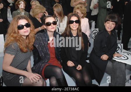 (L-R) die französische Schauspielerin Cecile Cassel, das Model Audrey Marnay, Joana Preiss und die Sängerin Lily Allen sitzen in der ersten Reihe der Chanel Herbst-Winter 2007-2008 Ready-to-Wear-Kollektion des deutschen Modedesigners Karl Lagerfeld, die am 2. März 2007 im Grand Palais in Paris, Frankreich, stattfand. Foto von Guignebourg-Khayat-Taamallah/ABACAPRESS.COM Stockfoto