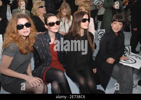 (L-R) die französische Schauspielerin Cecile Cassel, das Model Audrey Marnay, Joana Preiss und die Sängerin Lily Allen sitzen in der ersten Reihe der Chanel Herbst-Winter 2007-2008 Ready-to-Wear-Kollektion des deutschen Modedesigners Karl Lagerfeld, die am 2. März 2007 im Grand Palais in Paris, Frankreich, stattfand. Foto von Guignebourg-Khayat-Taamallah/ABACAPRESS.COM Stockfoto