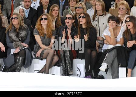 (L-R) die französische Schauspielerin Cecile Cassel, das Model Audrey Marnay, Joanna Preiss und die Sängerin Lily Allen sitzen in der ersten Reihe der Chanel Herbst-Winter 2007-2008 Ready-to-Wear-Kollektion des deutschen Modedesigners Karl Lagerfeld, die am 2. März 2007 im Grand Palais in Paris, Frankreich, stattfand. Foto von Guignebourg-Khayat-Taamallah/ABACAPRESS.COM Stockfoto