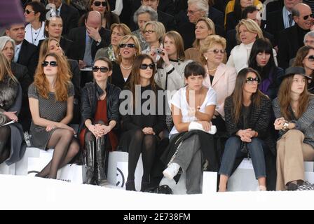 (L-R) die französische Schauspielerin Cecile Cassel, das Model Audrey Marnay, Joanna Preiss und die Sängerin Lily Allen sitzen in der ersten Reihe der Chanel Herbst-Winter 2007-2008 Ready-to-Wear-Kollektion des deutschen Modedesigners Karl Lagerfeld, die am 2. März 2007 im Grand Palais in Paris, Frankreich, stattfand. Foto von Guignebourg-Khayat-Taamallah/ABACAPRESS.COM Stockfoto
