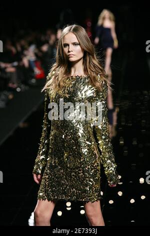 Ein Model trägt eine Kreation des Modedesigners Peter Dundas für die Emanuel Ungaro Herbst-Winter 2007-2008 Ready-to-Wear-Kollektion, die am 1. März 2007 im Bassin du Trocadero in Paris, Frankreich, stattfand. Foto von Java/ABACAPRESS.COM Stockfoto