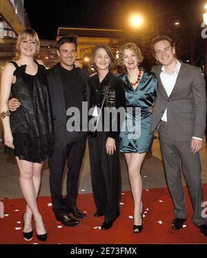 Romola Garai, Regisseur Francois Ozon, Charlotte Rampling, Darstellerin Lucy Russell und Michael Fassbender nehmen an der Premiere von 'Angel' Teil, die am 5. März 2007 im Publicis Theatre auf dem Champs-Elysee in Paris, Frankreich, stattfand. Foto von Giancarlo Gorassini/ABACAPRESS.COM Stockfoto